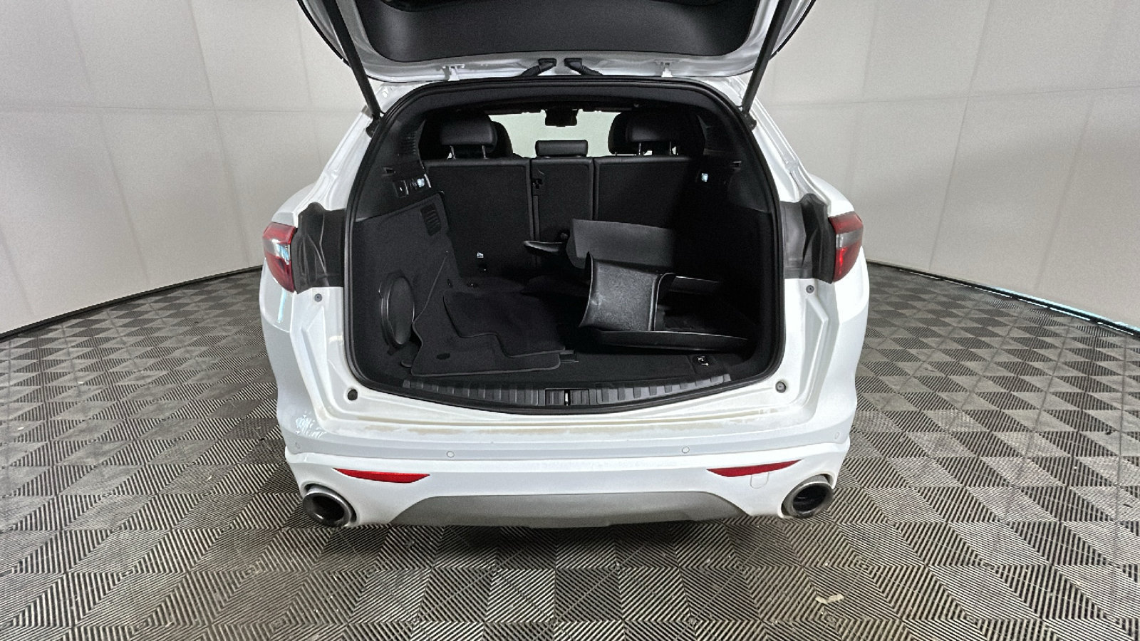 Used 2020 Alfa Romeo Stelvio Ti Sport w/ Quick Order Package 22S Sport AWD/4WD image 33