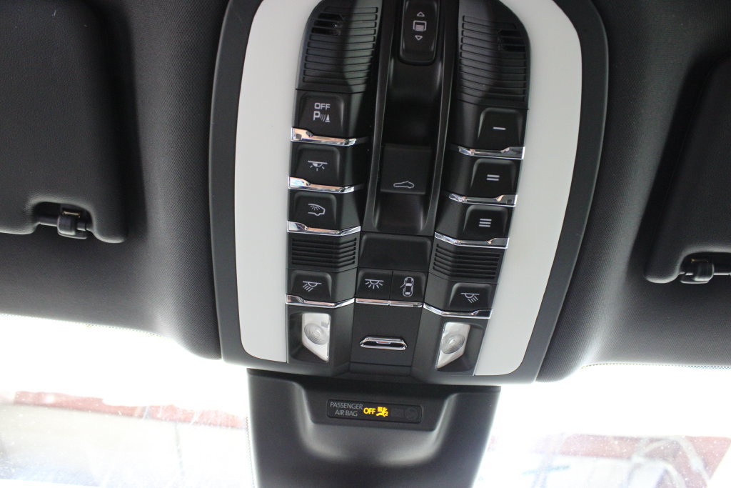 Used 2018 Porsche Macan AWD/4WD image 40