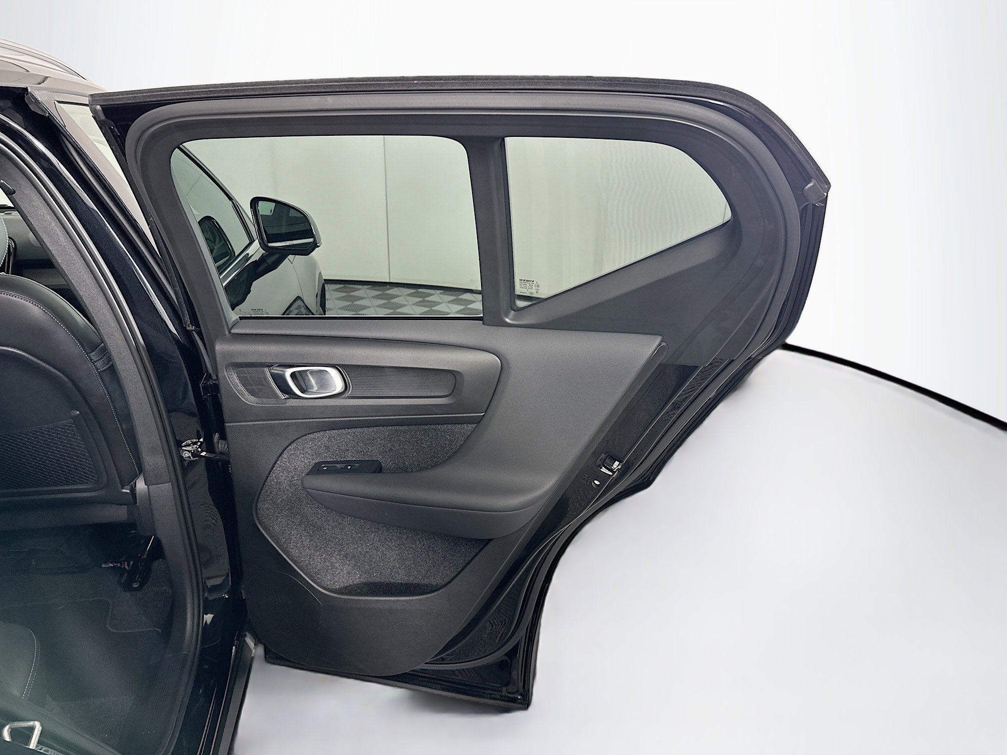 Used 2025 Volvo XC40 B5 Plus AWD/4WD image 30