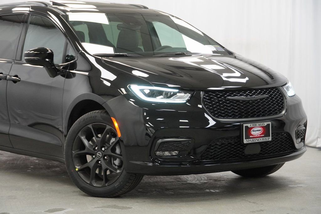 New 2026 Chrysler Pacifica Limited w/ S Appearance Package image 3