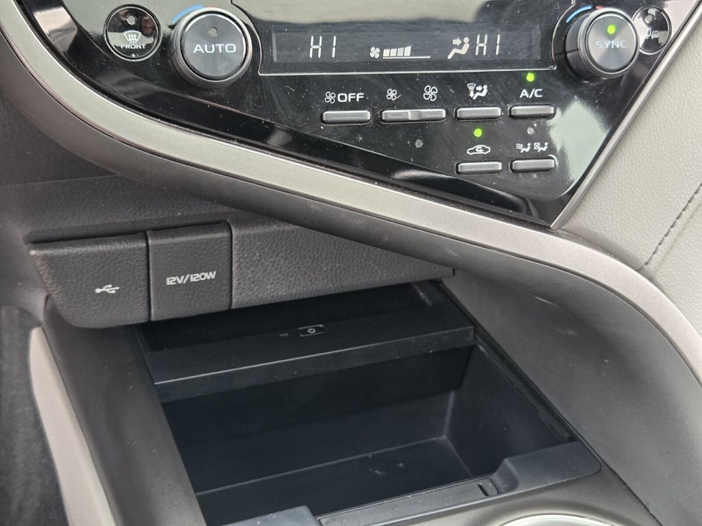 Used 2022 Toyota Camry XLE w/ Navigation Upgrade Package image 18