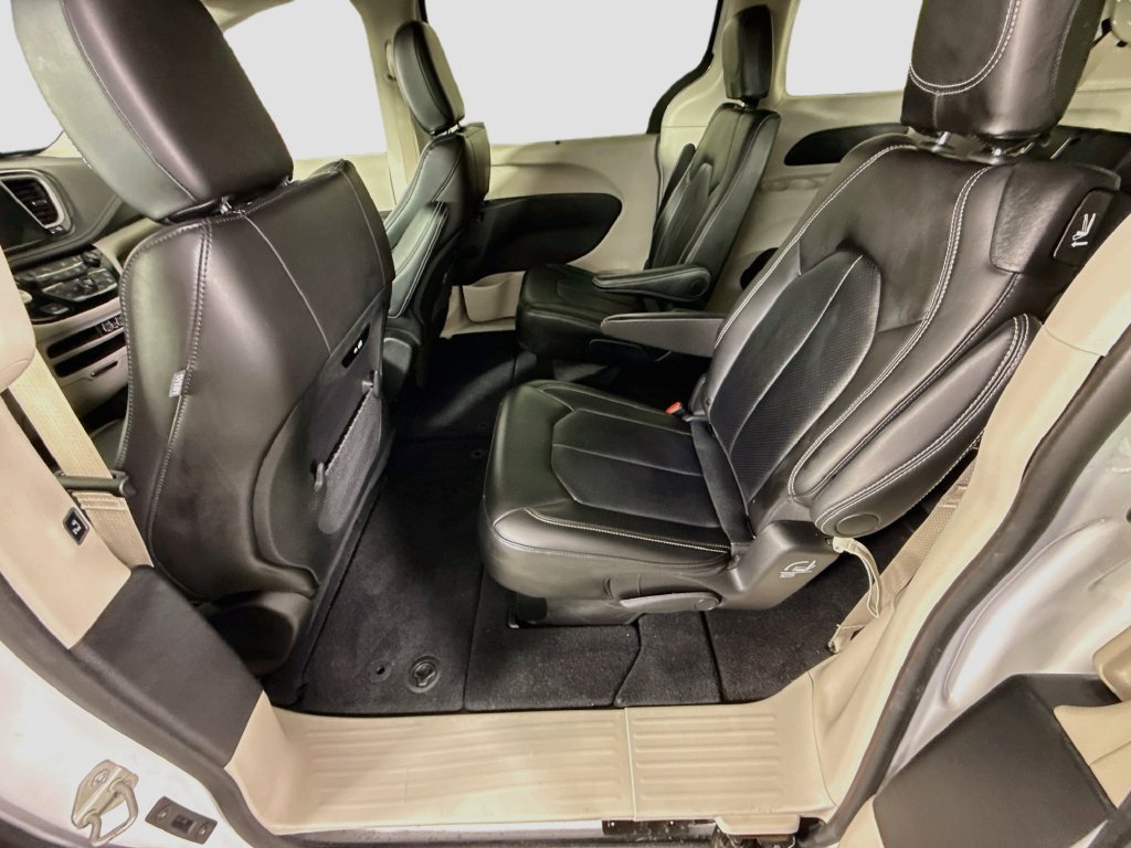 Used 2024 Chrysler Pacifica Touring-L AWD/4WD image 26
