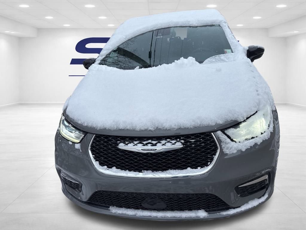 Used 2025 Chrysler Pacifica Select image 2