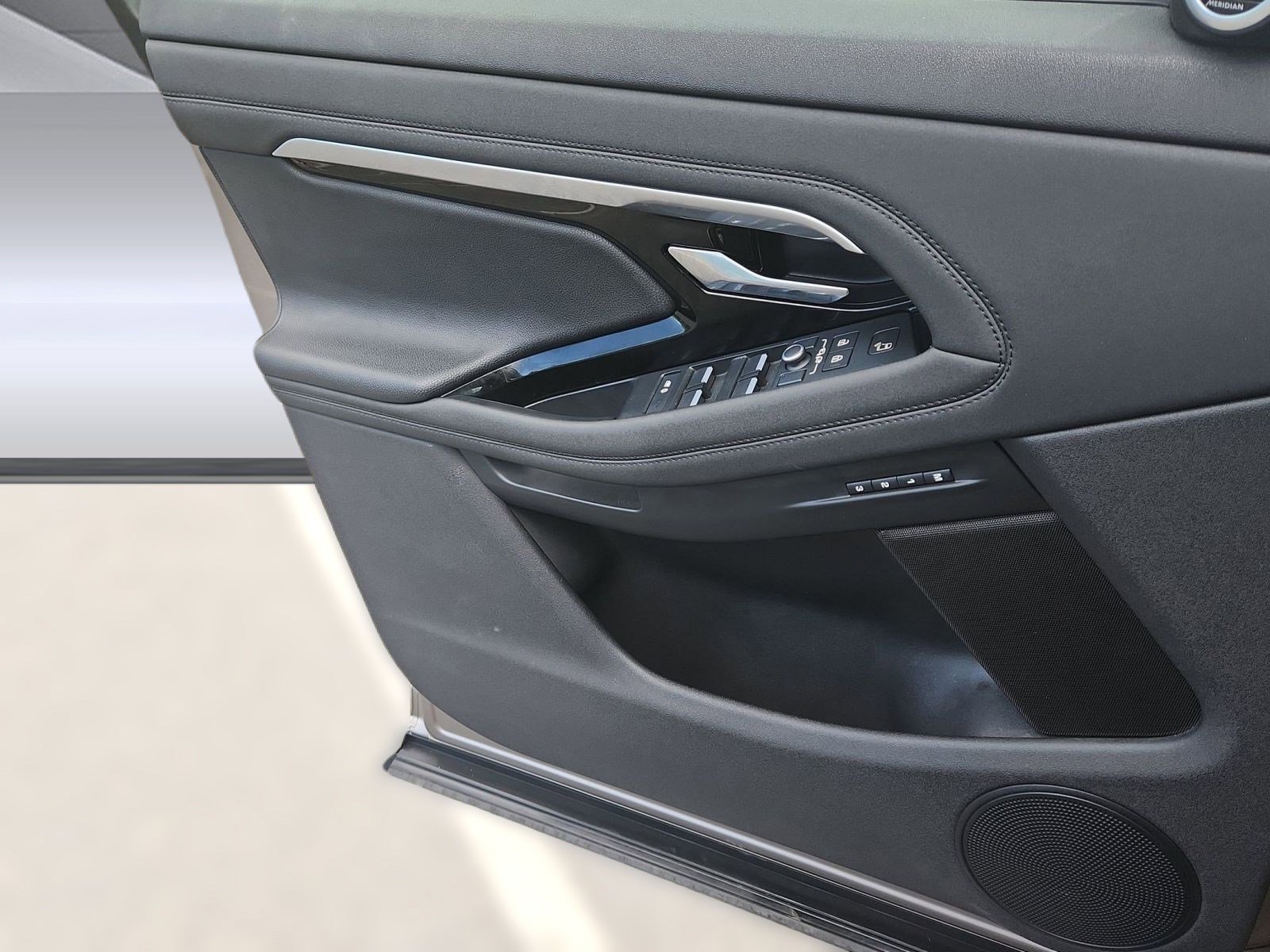 Used 2022 Land Rover Range Rover Evoque R-Dynamic SE image 9