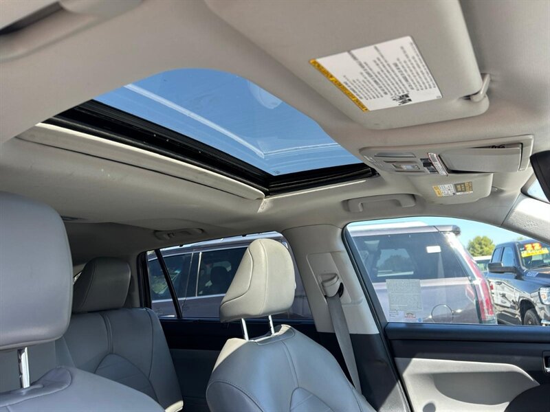 Used 2020 Toyota Highlander XLE AWD/4WD image 17