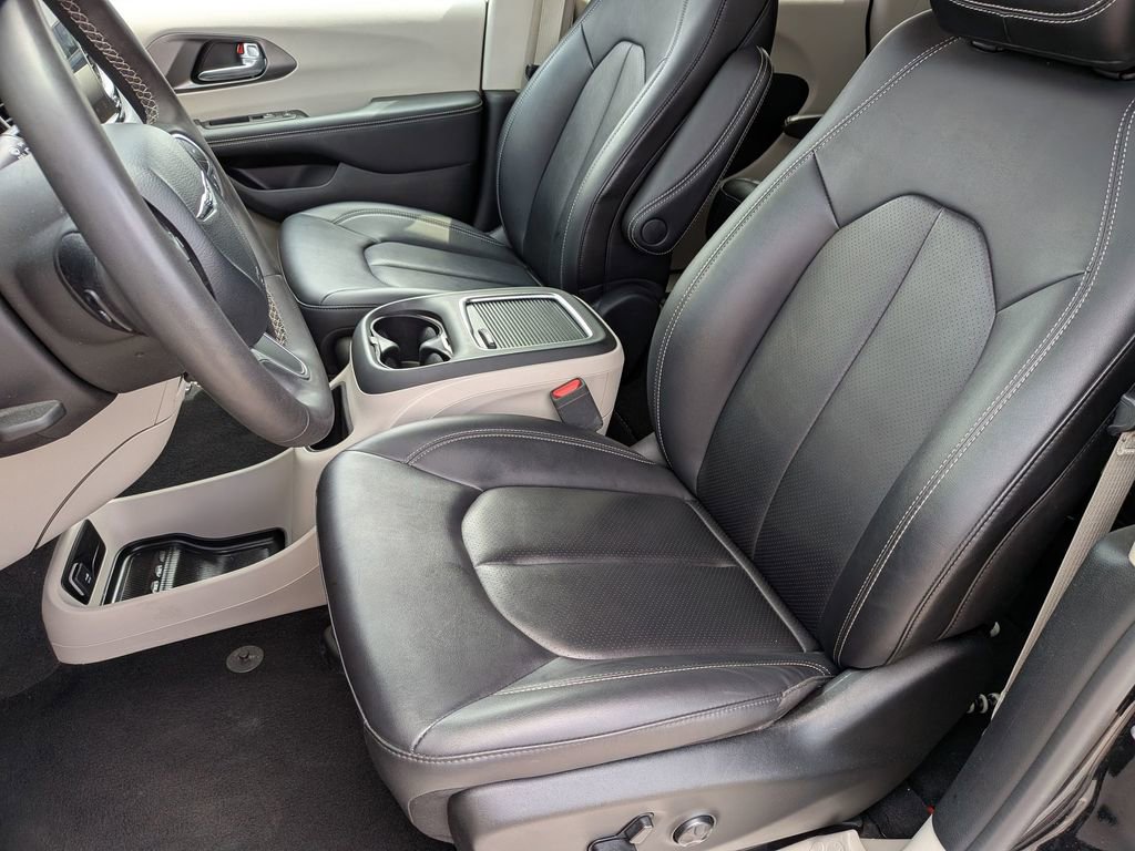 Used 2024 Chrysler Pacifica Touring-L FWD image 13