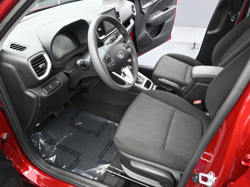 Certified 2025 Hyundai Venue SE image 15