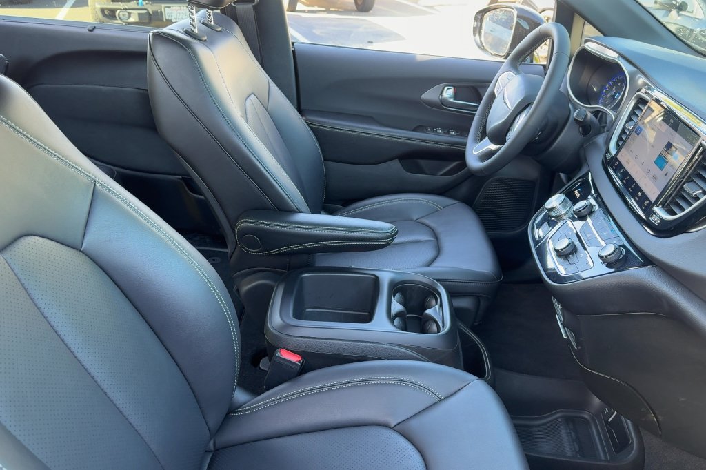 Used 2026 Chrysler Pacifica Select FWD image 15