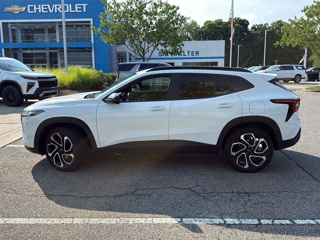 Used 2024 Chevrolet Trax RS w/ Sunroof Package FWD image 8