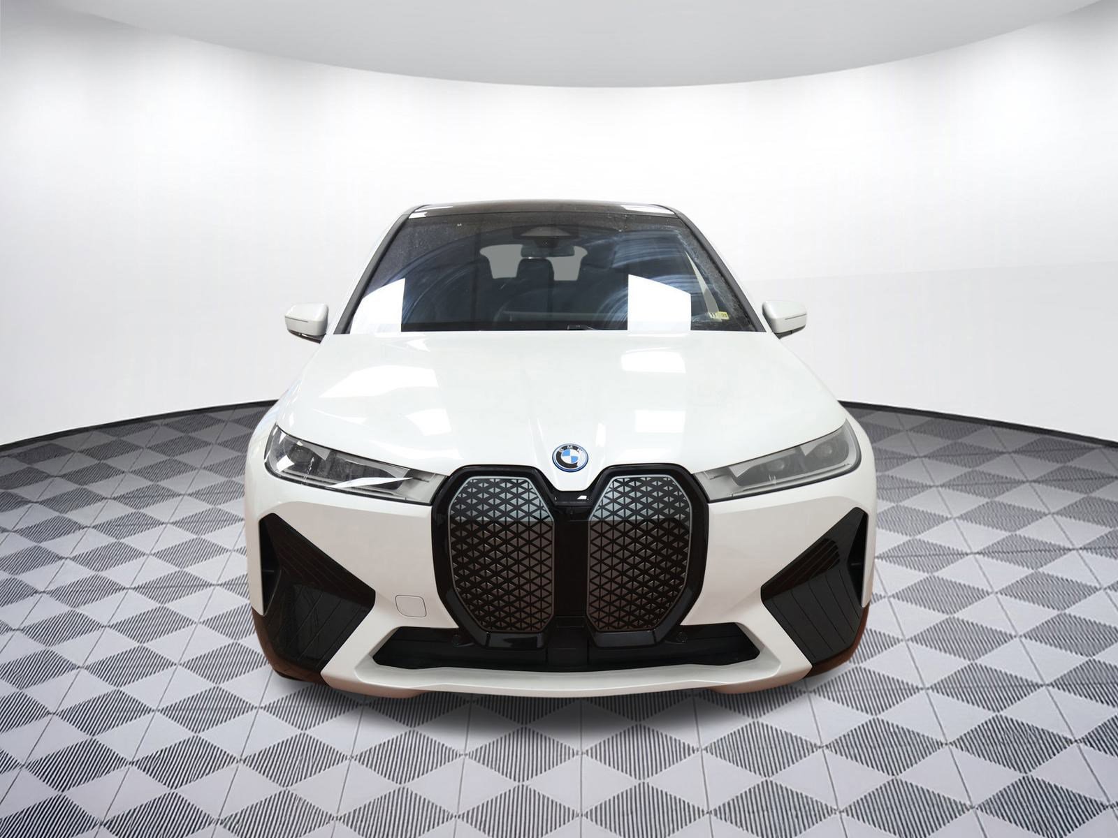 Used 2025 BMW iX xDrive50 w/ Premium Package image 4