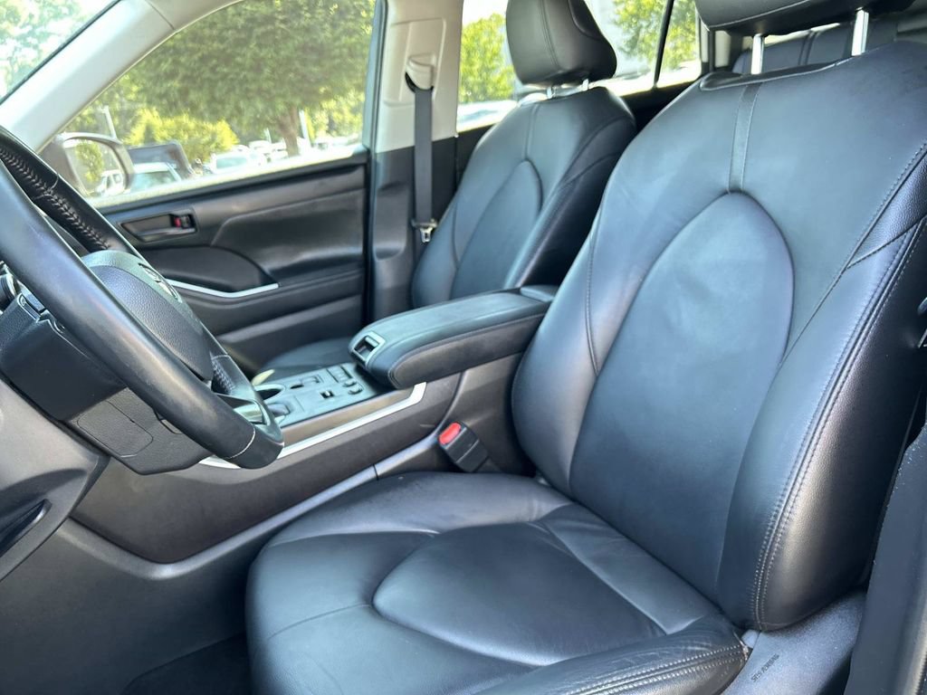 Used 2022 Toyota Highlander LE FWD image 24