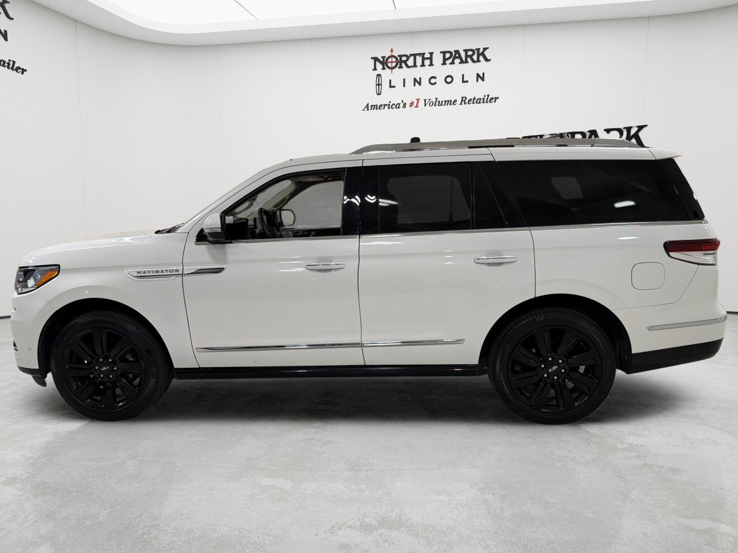 Used 2022 Lincoln Navigator Reserve AWD/4WD image 2
