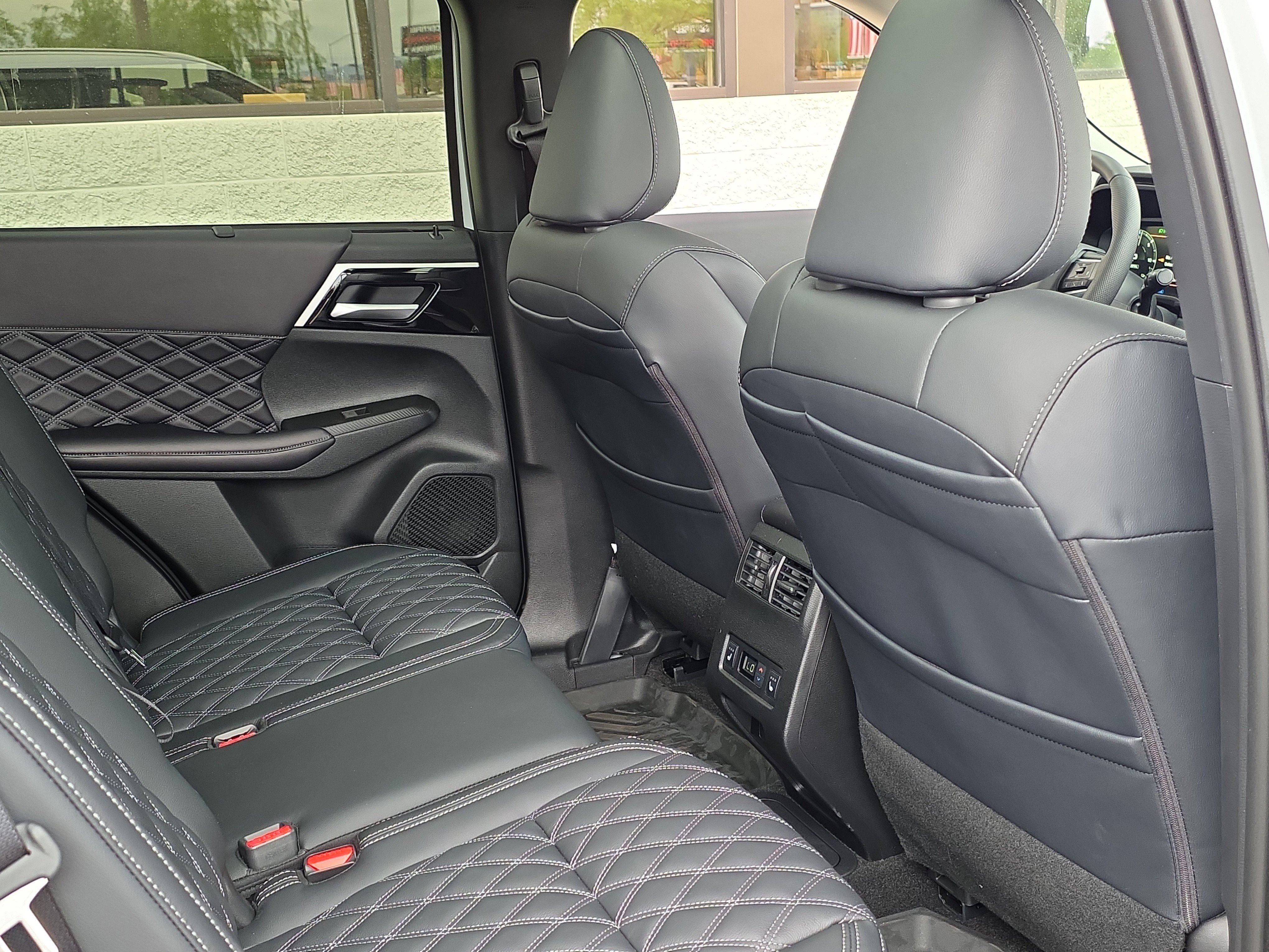 New 2025 Mitsubishi Outlander SEL image 30