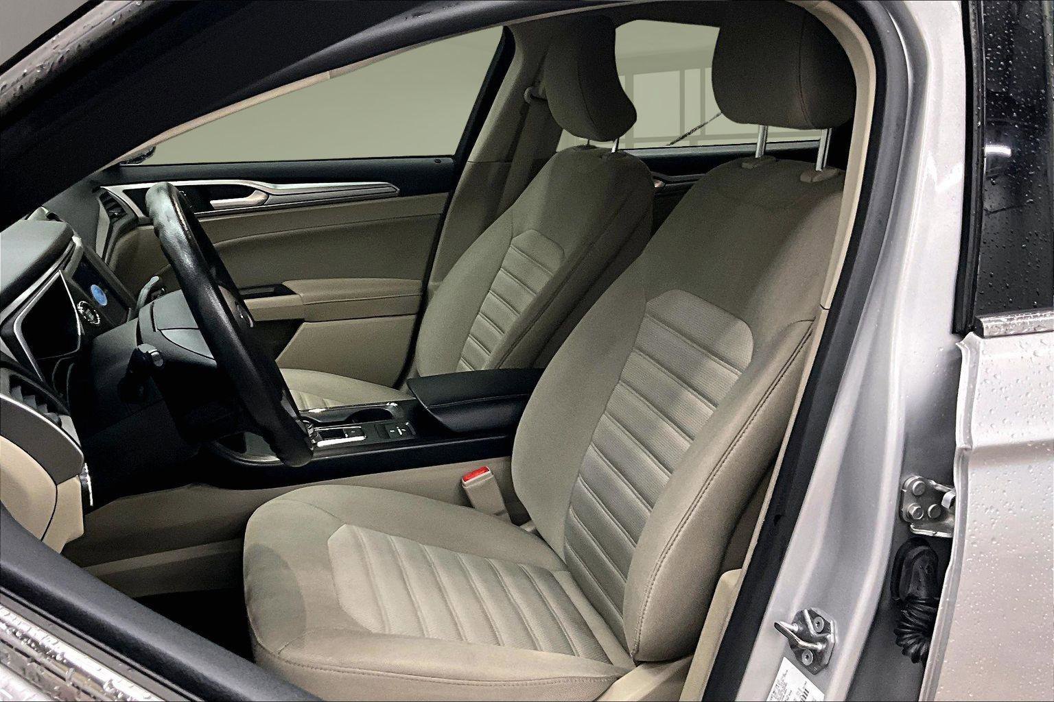 Used 2019 Ford Fusion SE image 25