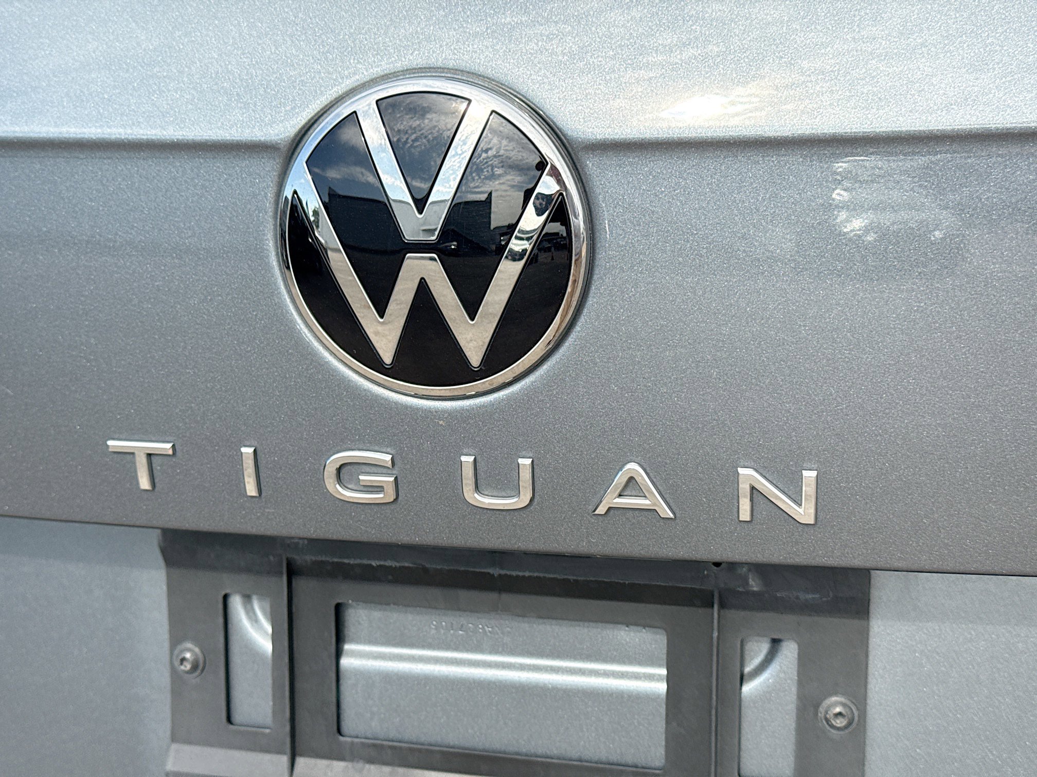 Used 2023 Volkswagen Tiguan SE R-Line FWD image 11