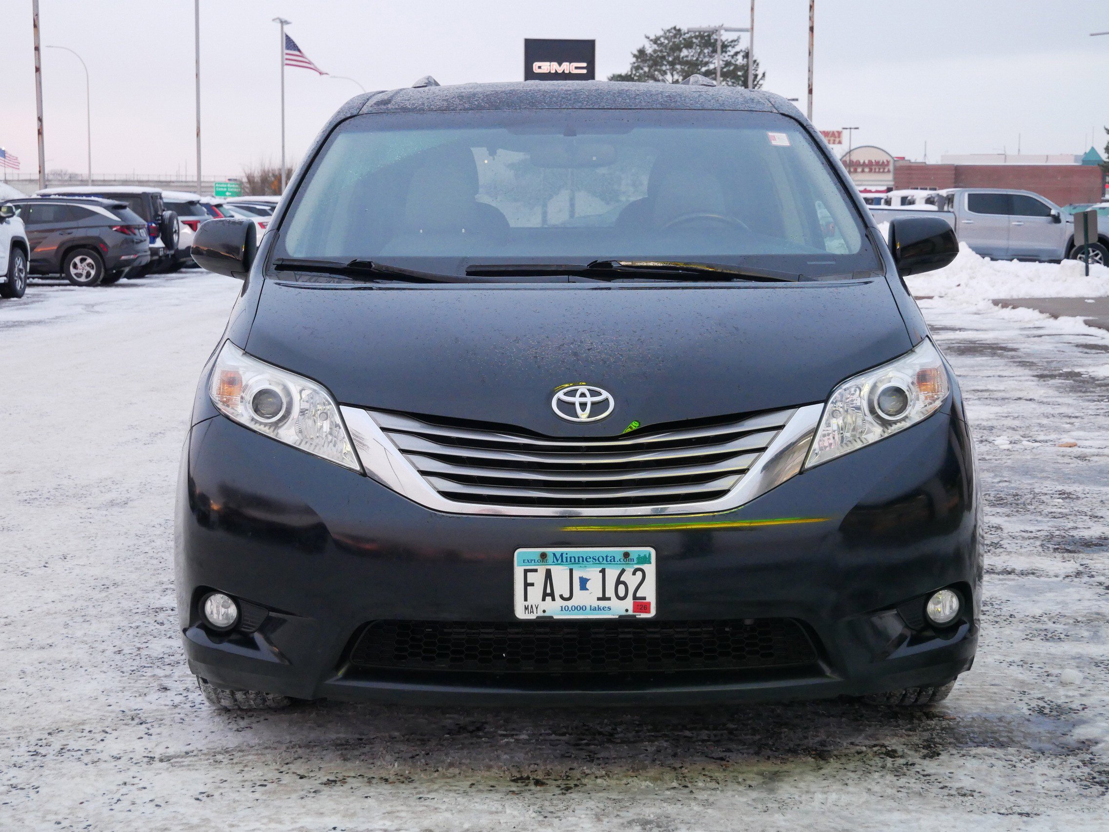 Used 2017 Toyota Sienna XLE image 4