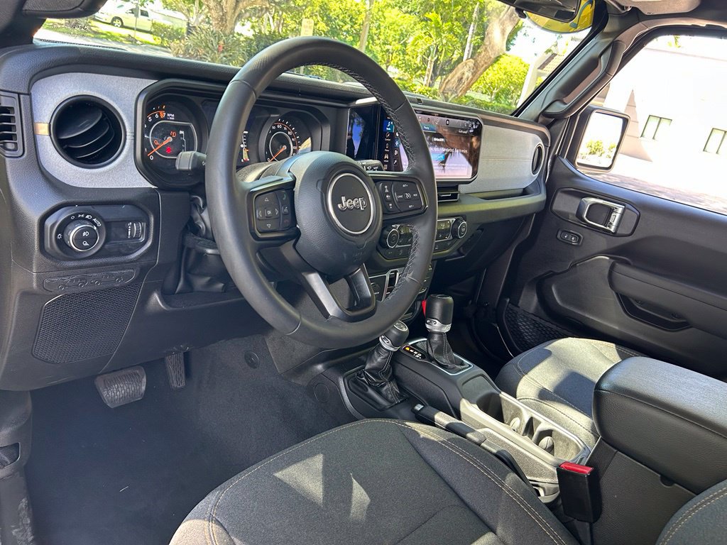 Certified 2025 Jeep Gladiator Sport AWD/4WD image 17