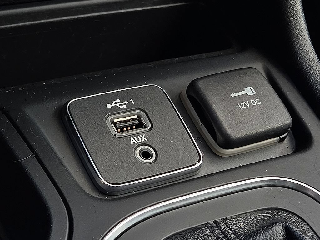 Used 2020 Jeep Cherokee Latitude FWD image 14