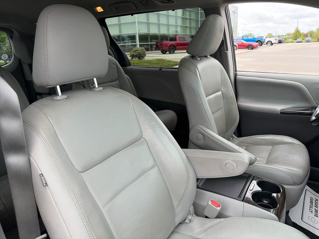 Used 2015 Toyota Sienna XLE w/ XLE Navigation Package FWD image 12
