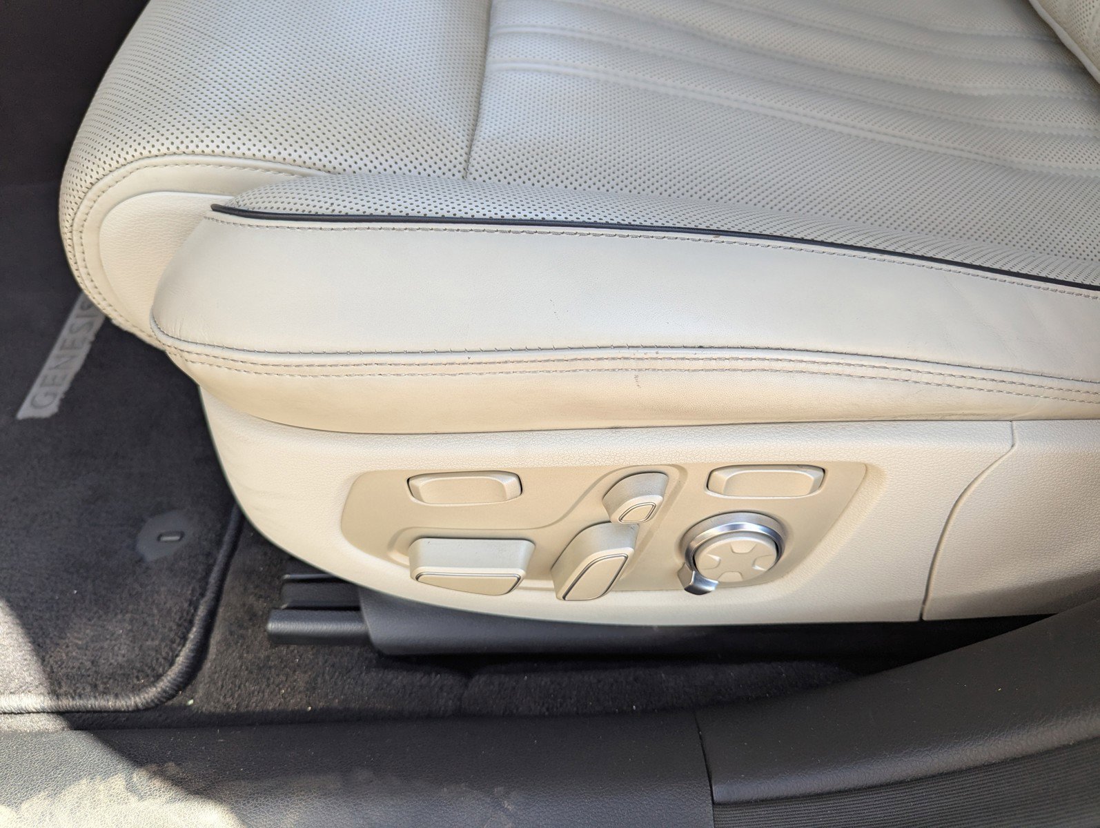 Used 2018 Genesis G90 3.3T Premium image 27