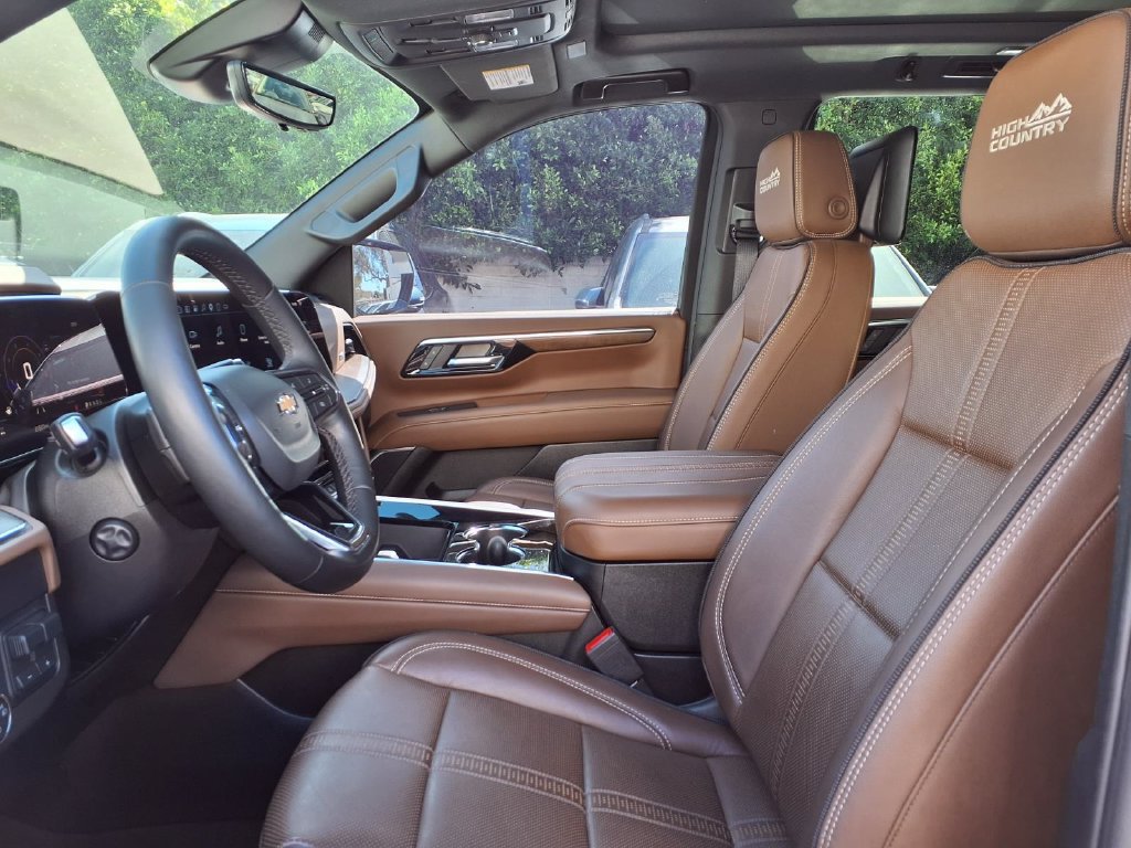 Used 2025 Chevrolet Tahoe High Country AWD/4WD image 15