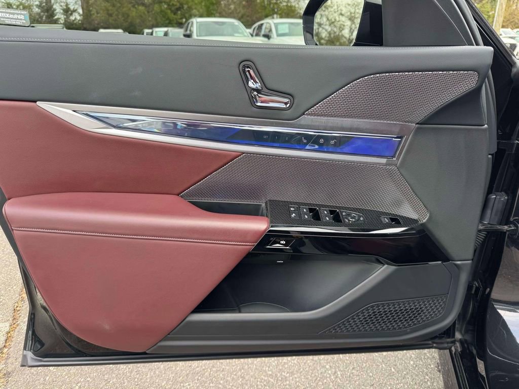 Used 2023 BMW 760i xDrive w/ Parking Assistance Package AWD/4WD image 17