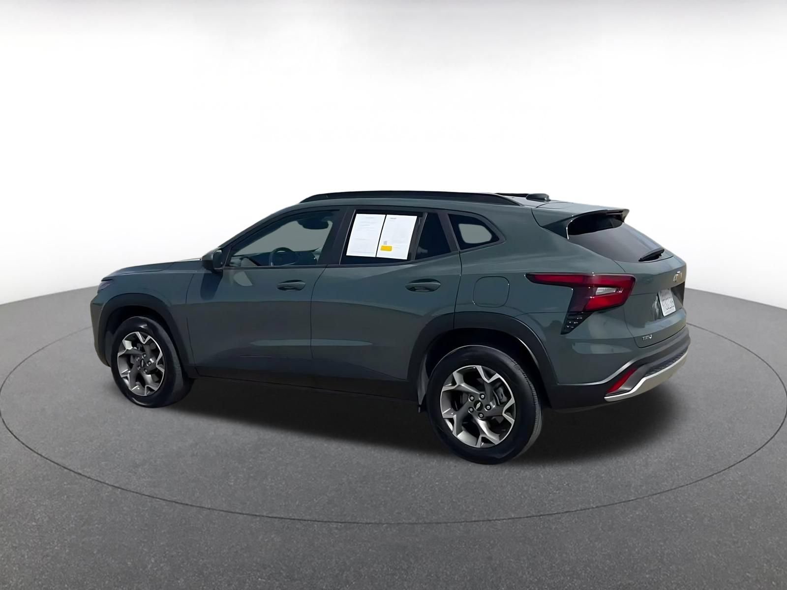 Used 2025 Chevrolet Trax LT FWD image 9