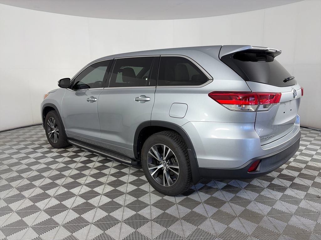Used 2017 Toyota Highlander LE FWD image 5