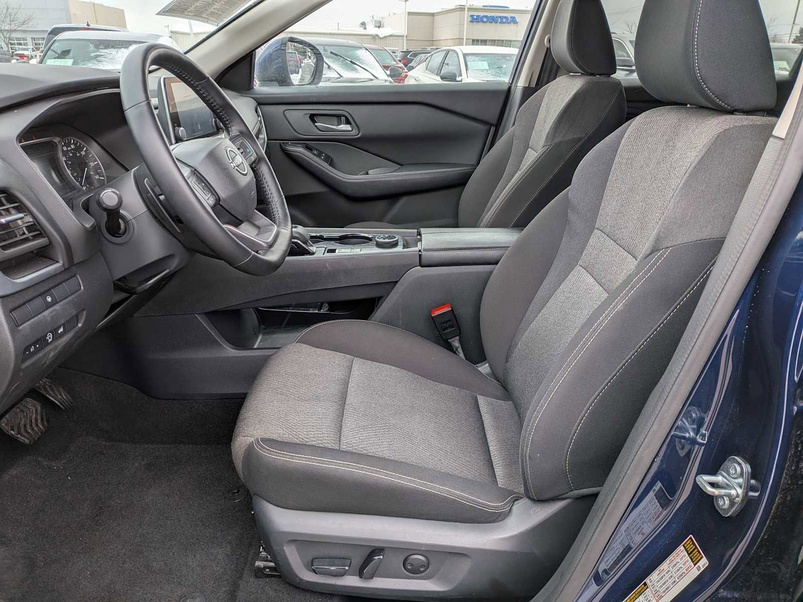 Used 2025 Nissan Rogue SV image 15