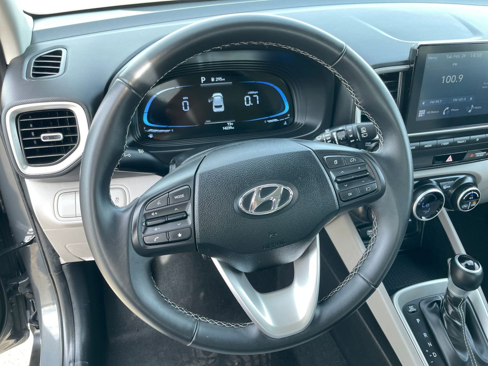 Used 2025 Hyundai Venue SEL image 28