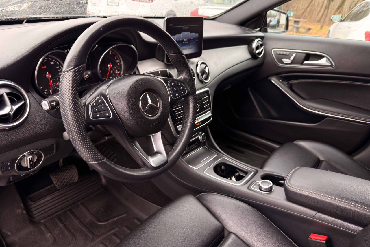 Used 2020 Mercedes-Benz GLA 250 4MATIC w/ Premium Package image 16