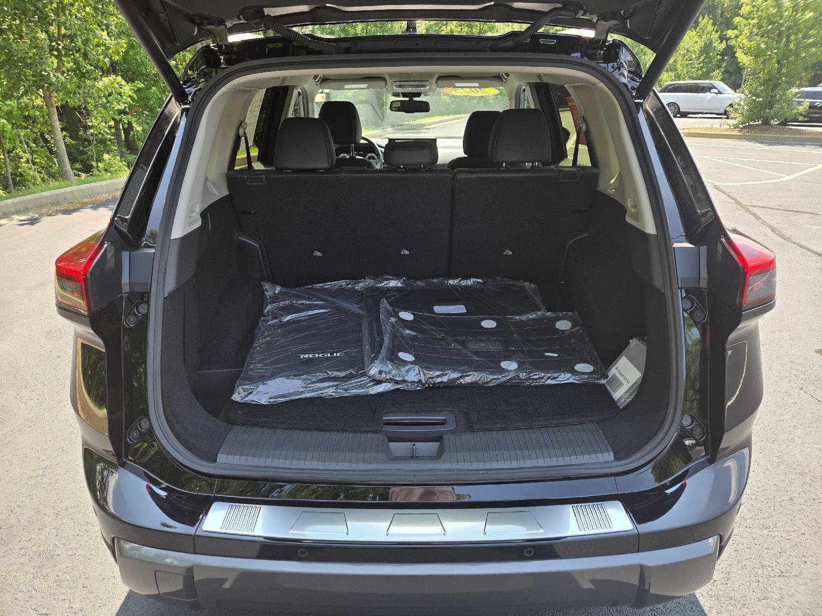 Used 2025 Nissan Rogue SL AWD/4WD image 9