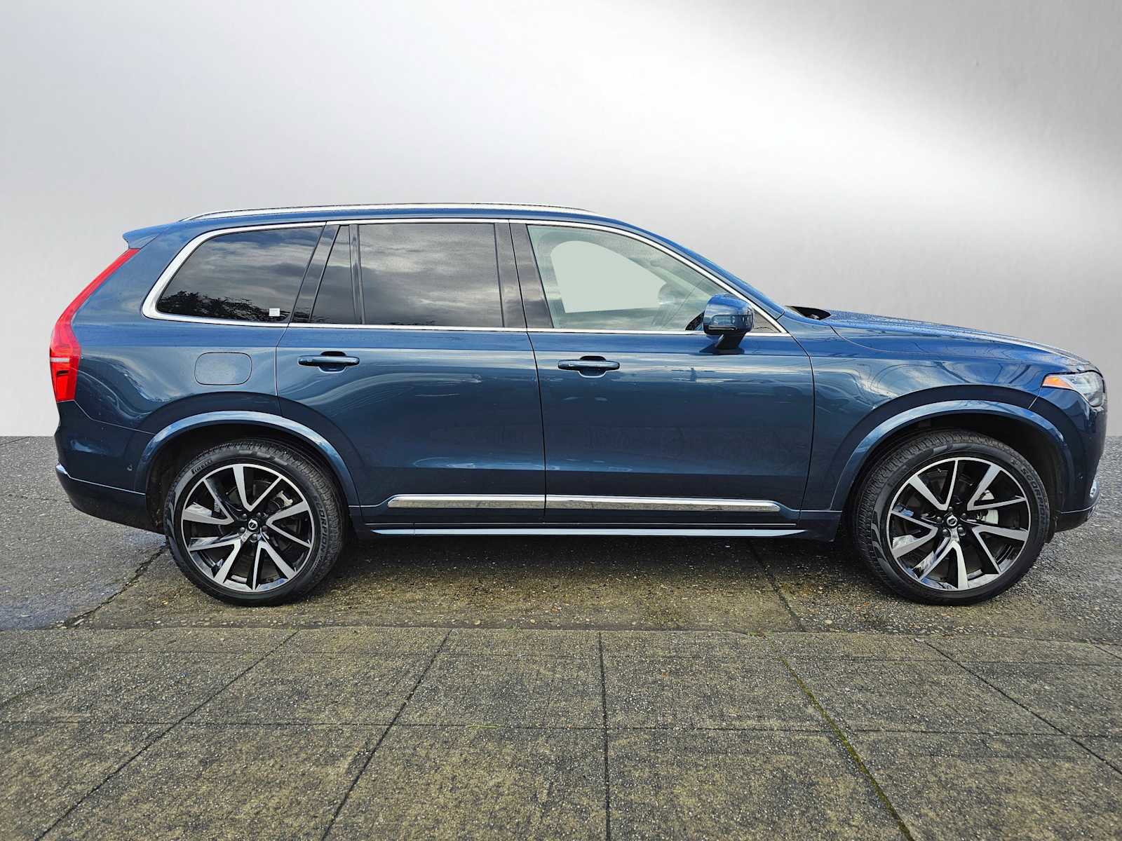 Certified 2024 Volvo XC90 B6 Ultimate w/ Protection Package Premier image 10