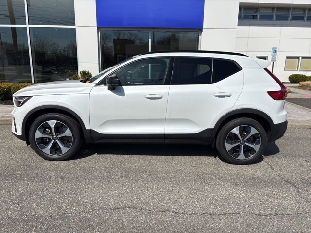 Used 2025 Volvo XC40 B5 Plus AWD/4WD image 2