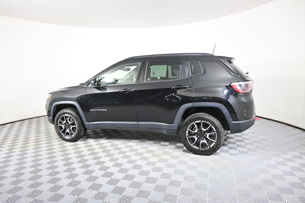 Used 2024 Jeep Compass Trailhawk AWD/4WD image 3