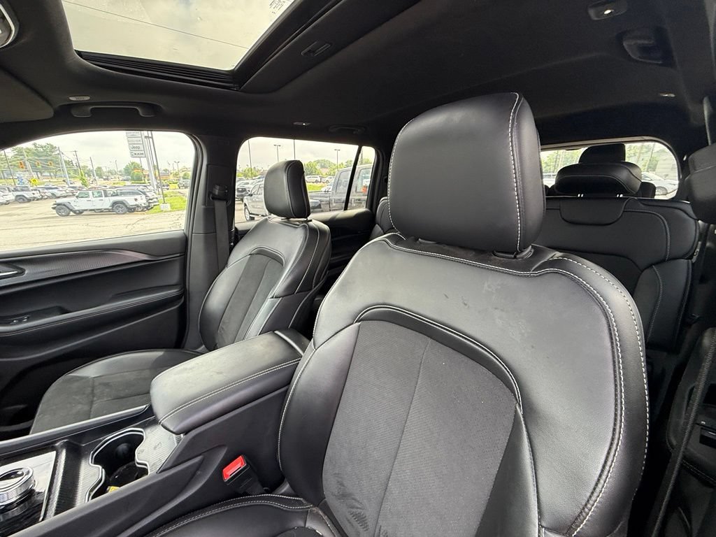 Used 2025 Jeep Grand Cherokee L Altitude AWD/4WD image 13
