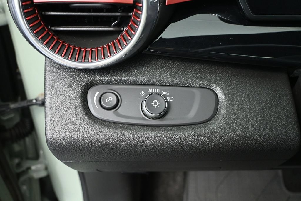 Used 2024 Chevrolet Trax RS w/ Sunroof Package FWD image 23