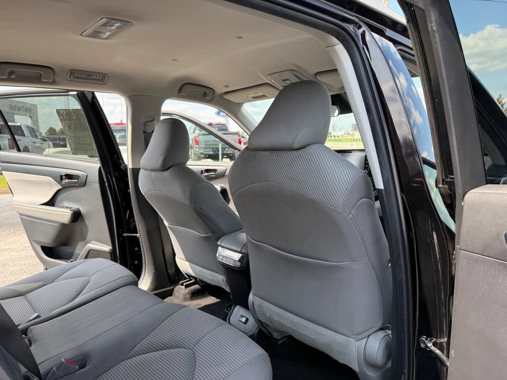Used 2022 Toyota Highlander LE FWD image 31