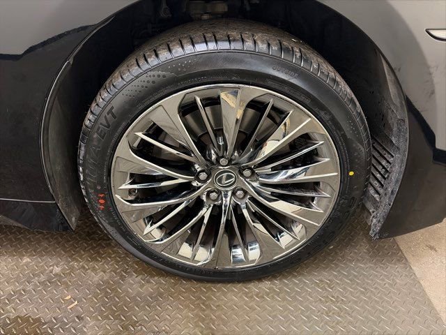 Used 2019 Lexus LS 500 w/ Interior Upgrade Package image 39