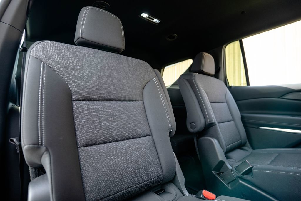 Used 2025 Chevrolet Traverse LT FWD image 35