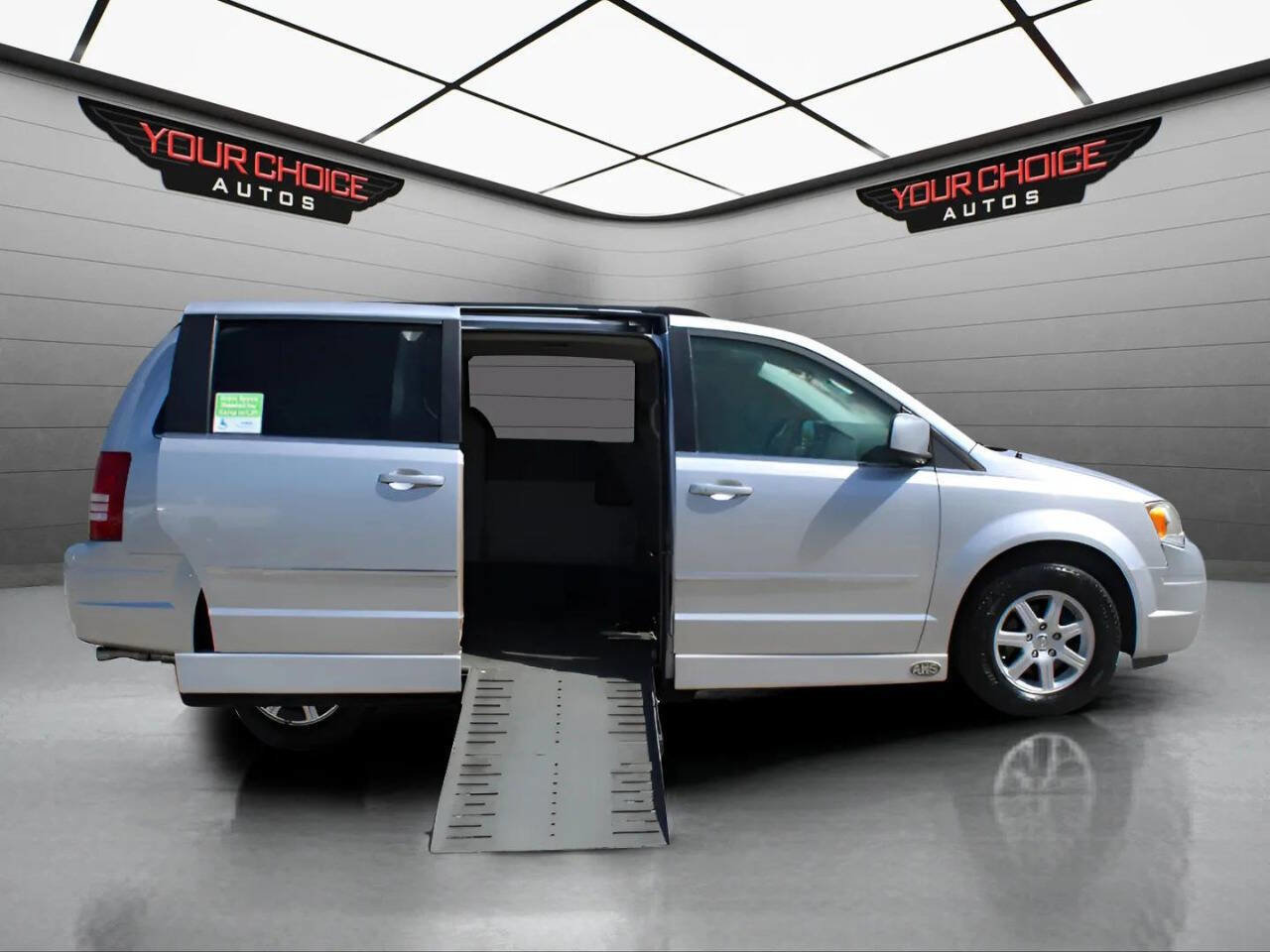 Used 2010 Chrysler Town & Country Touring image 19