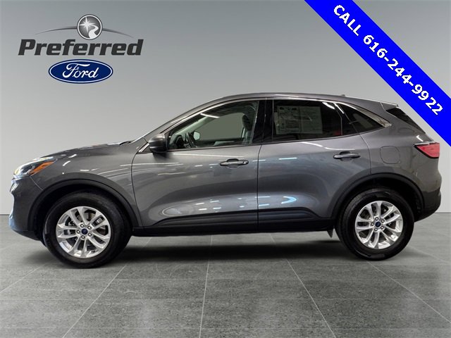 Used 2022 Ford Escape SE w/ Cold Weather Package image 2