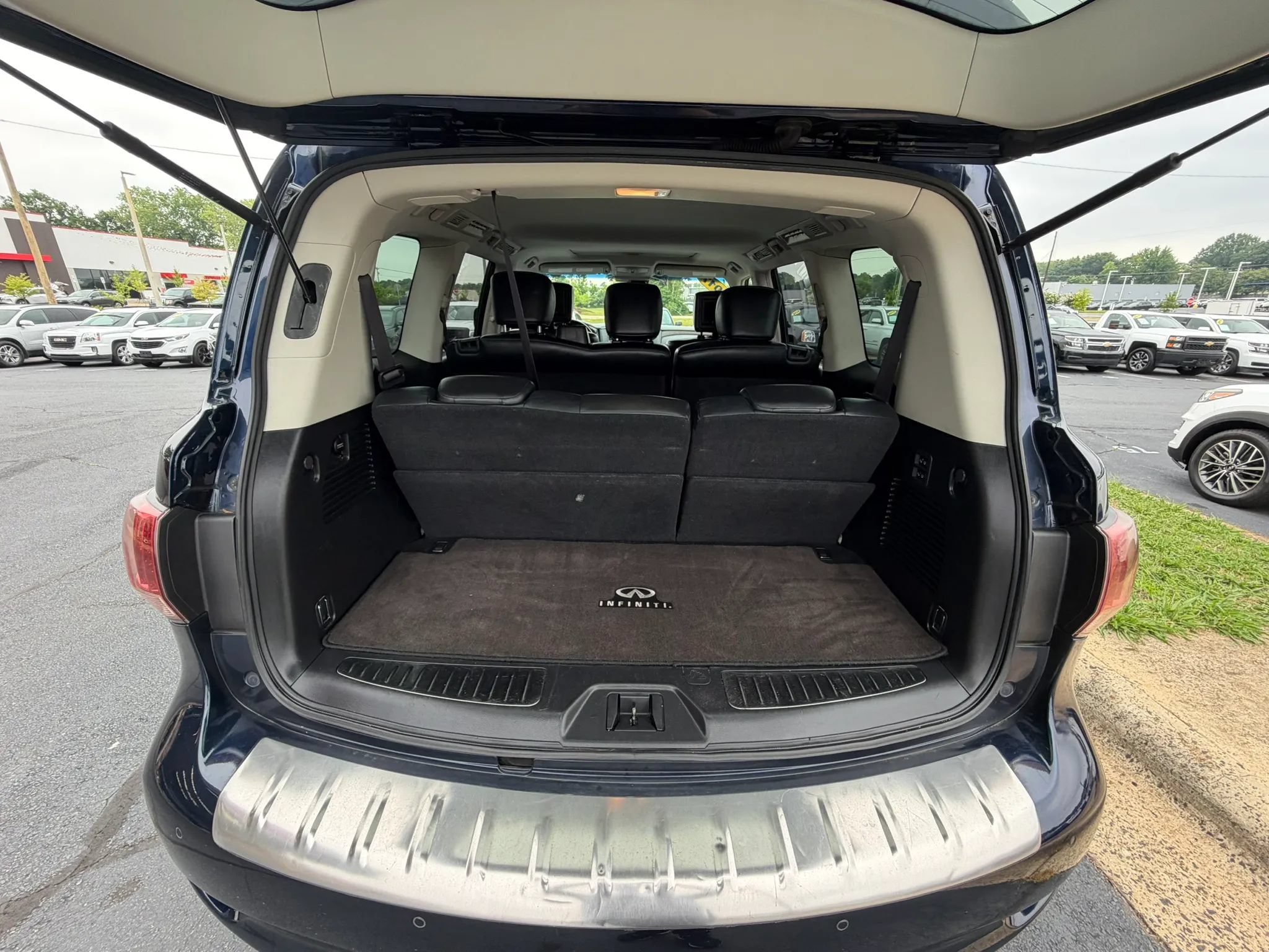 Used 2017 INFINITI QX80 2WD w/ Driver Assistance Package image 17