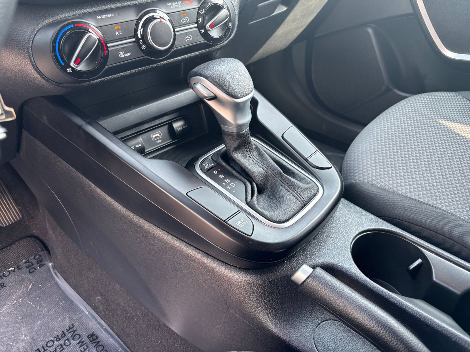 Used 2025 Kia Soul LX w/ LX Technology Package FWD image 32