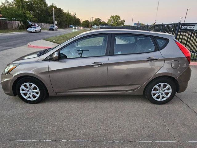Used 2012 Hyundai Accent GS image 2