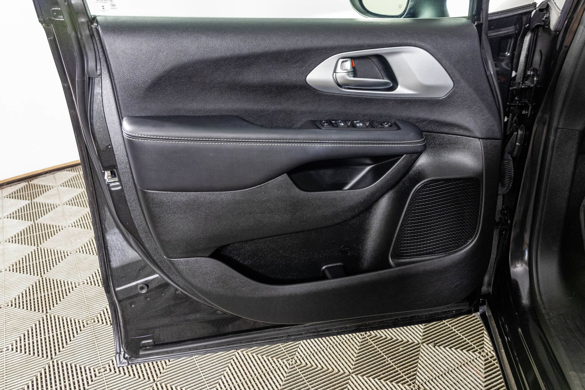 Used 2023 Chrysler Pacifica Touring FWD image 35