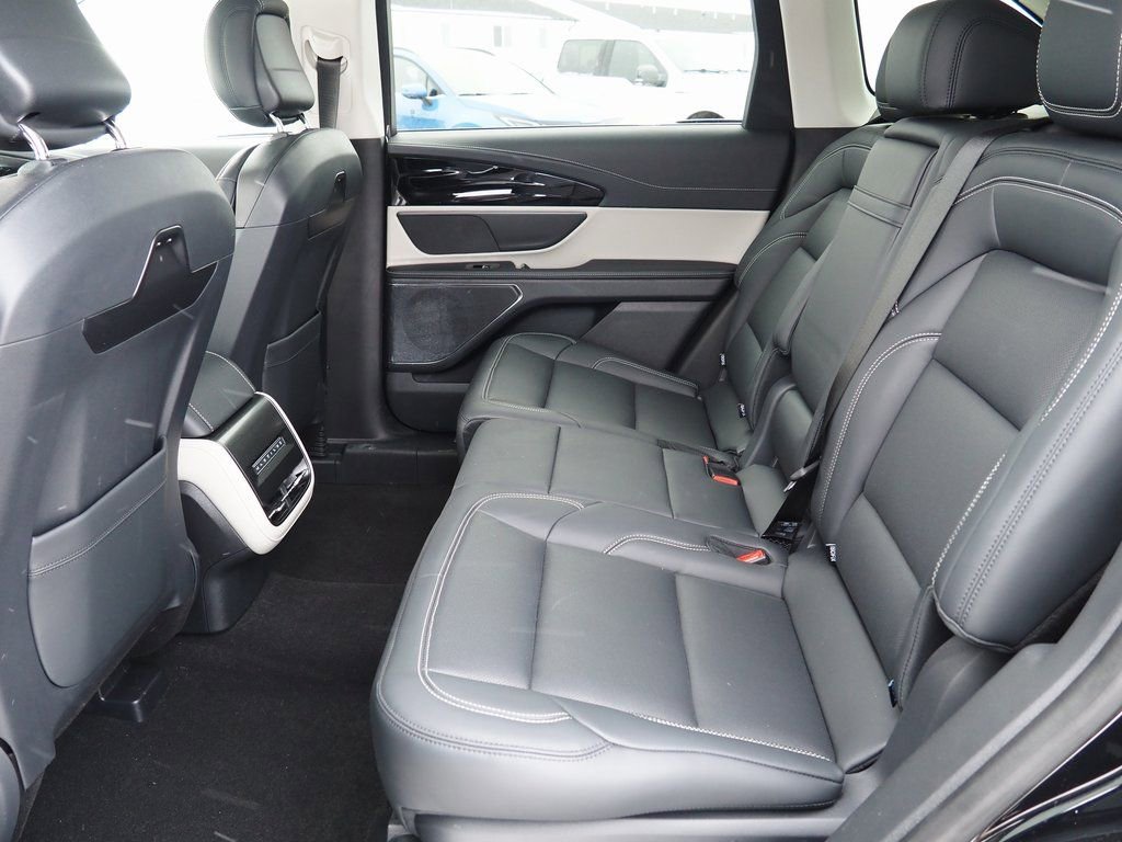 Used 2025 Lincoln Nautilus Premier image 6