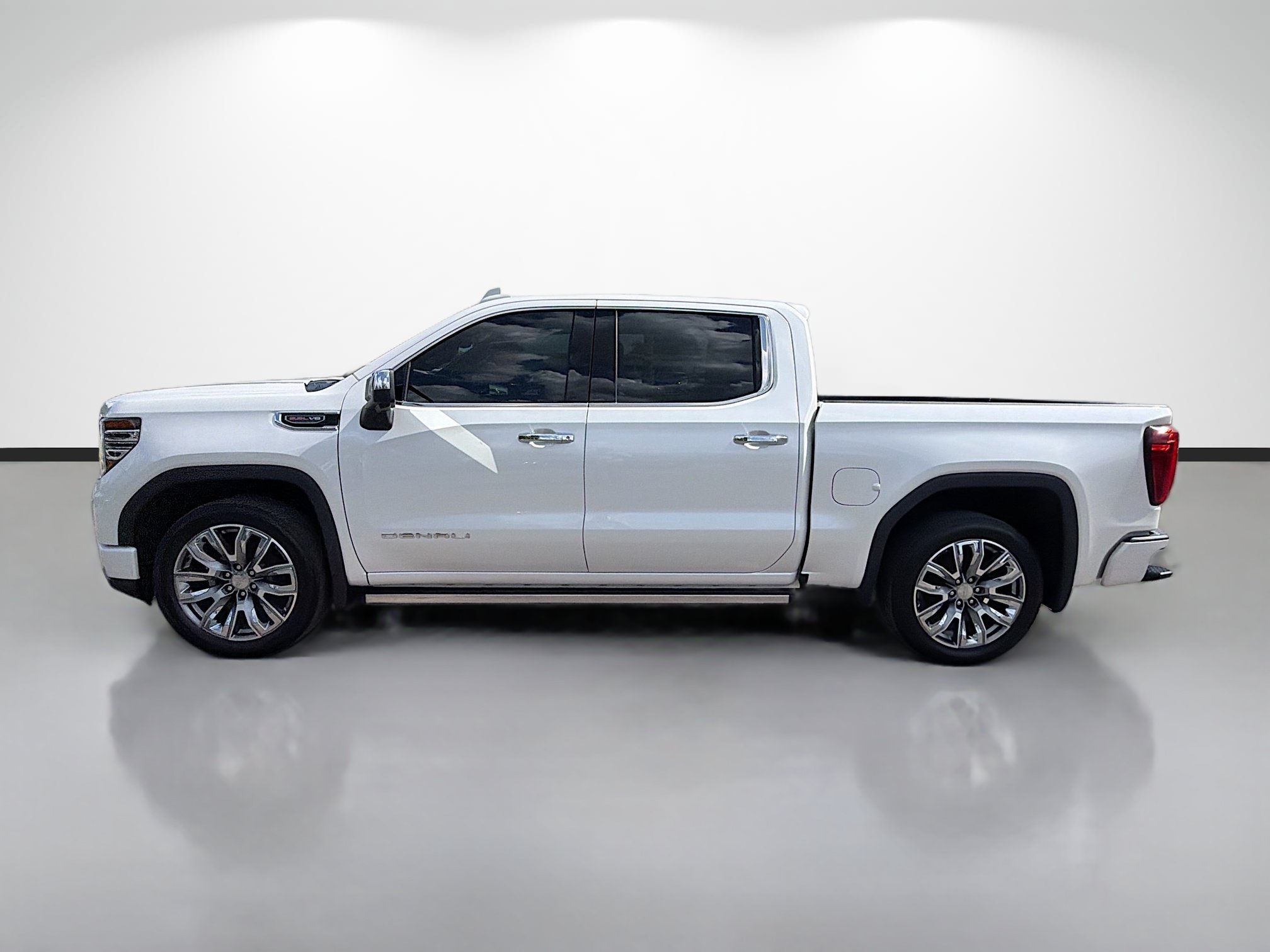 Used 2024 GMC Sierra 1500 Denali AWD/4WD image 2