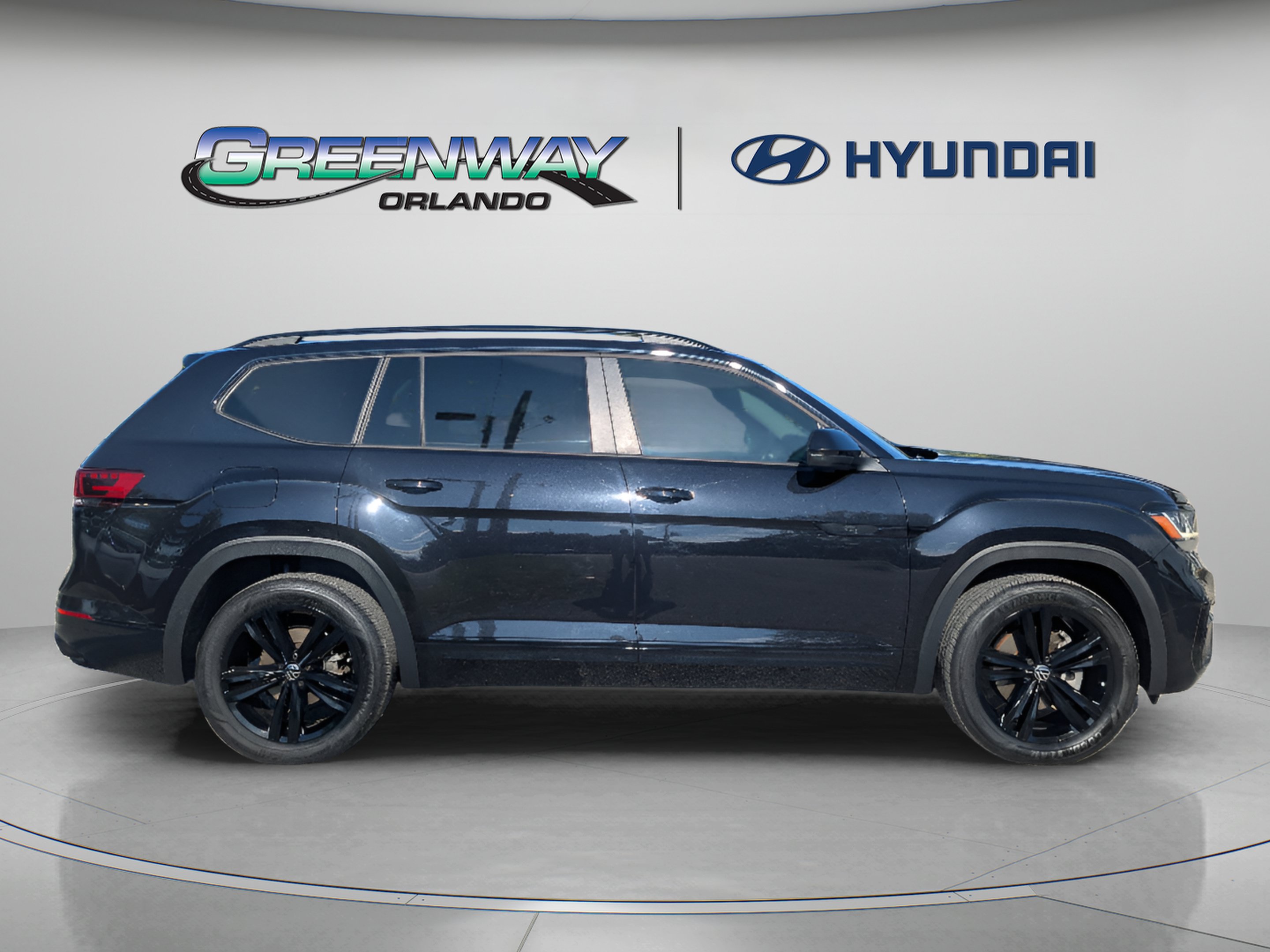 Used 2023 Volkswagen Atlas SEL R-Line AWD/4WD image 9