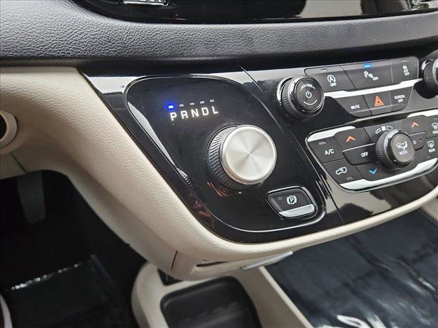 Used 2020 Chrysler Pacifica Touring-L FWD image 11